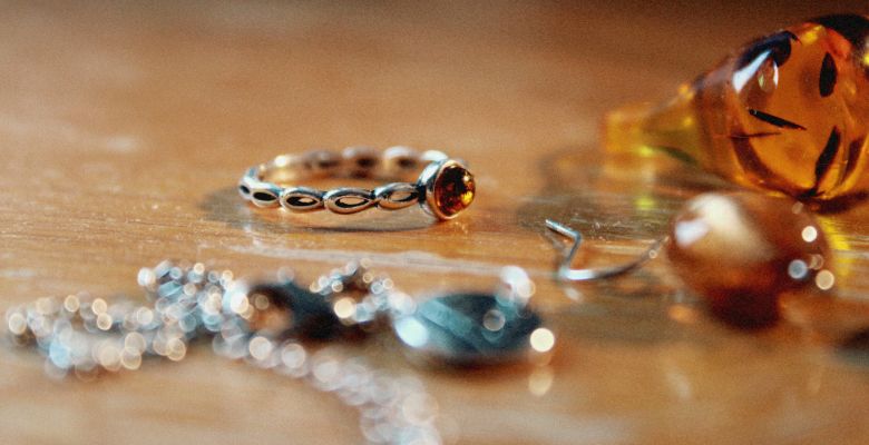 кольцо с янтарем