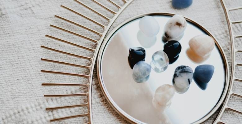 Халцедоны для Весов: да или нет?