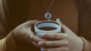 Подвески с черными камнями: какие бывают, как выбрать и носить