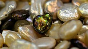 Интересные материалы в модных украшениях: от перламутра до эмали