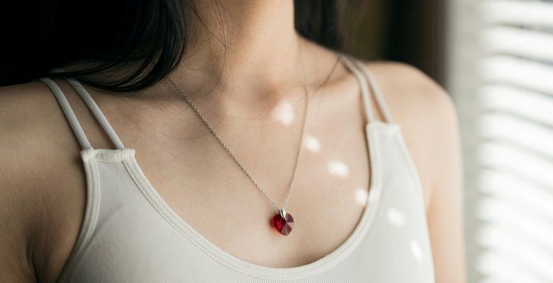 Подвески с красными камнями: какие бывают, как выбрать и носить