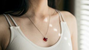 Подвески с красными камнями: какие бывают, как выбрать и носить