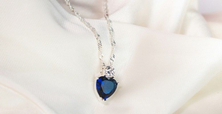 Подвески с синими камнями: какие бывают, как выбрать и носить