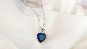 Подвески с синими камнями: какие бывают, как выбрать и носить