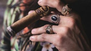 Ювелирные изделия с камнями для мужчин: какими они могут быть?