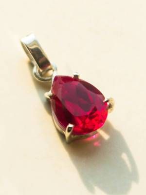 подвеска с корундом