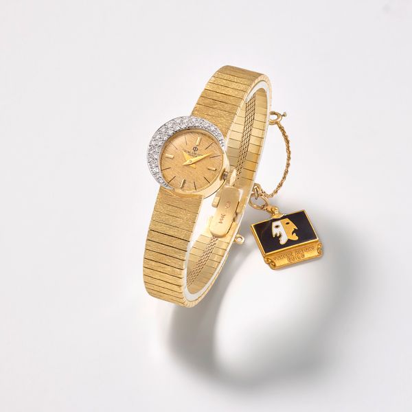 Часы с гравировкой, подаренные Элвисом Пресли, выставлены на аукцион