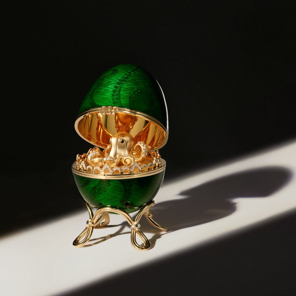 Дебютная коллекция черпает вдохновение из фильме «Осьминожка», сюжет которого сосредоточен вокруг кражи яйца Fabergé