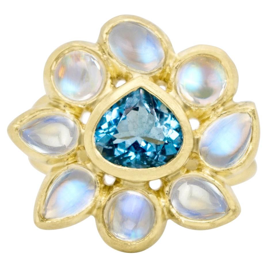Коктейльное кольцо Daisy из золота 18 карат с голубыми лунными камнями и мозамбикским аквамарином, 2020 год 