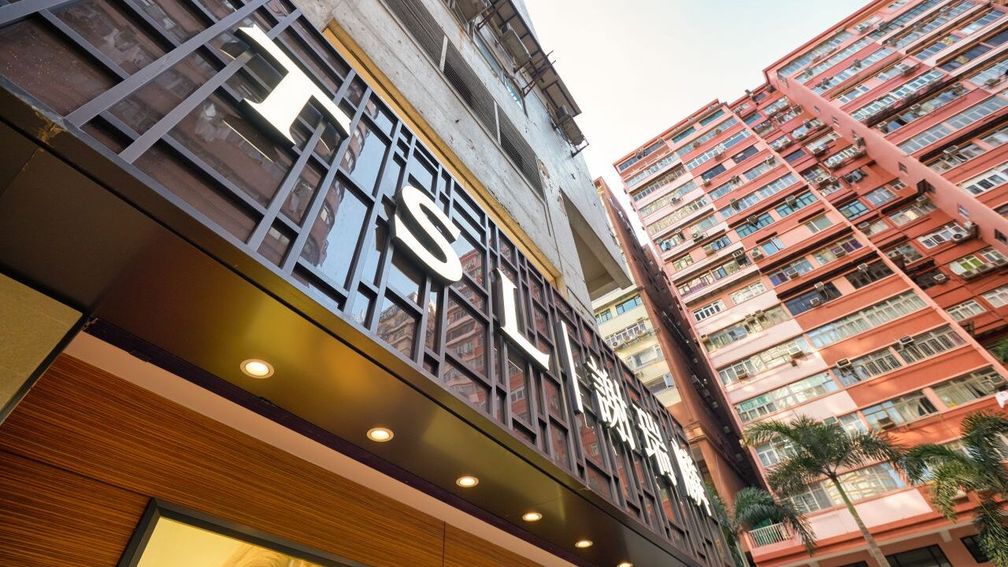 Гонконгская ювелирная компания TSL ожидает крупные убытки за весь год