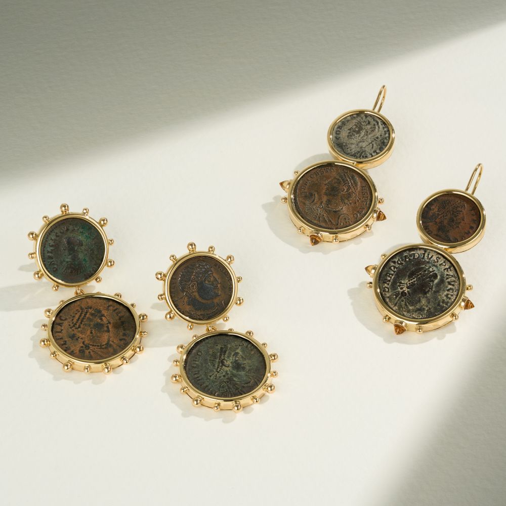 Серьги из коллекции Empires украшены бронзовыми монетами Римской Империи, оправленными в желтое золото. Пара справа дополнена акцентами в форме пули-кабошона из цитрина
