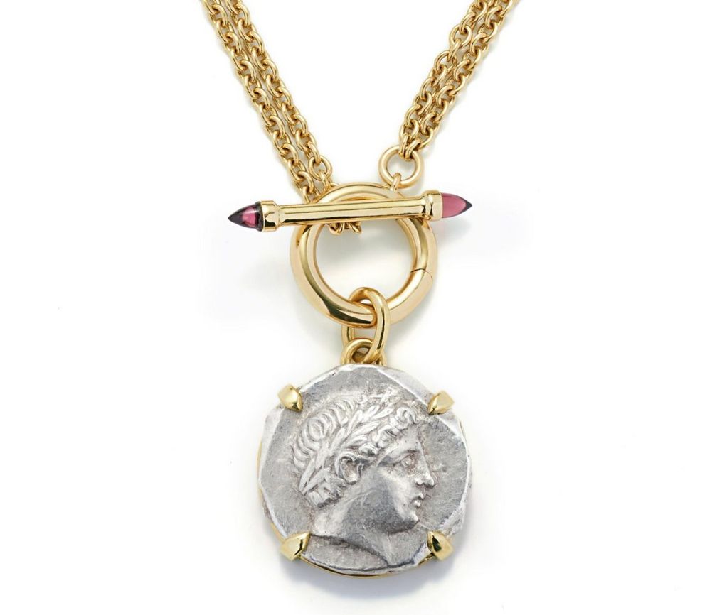 Золотое ожерелье с серебряной монетой с изображением Аполлона. Кулон из желтого золота дополнен родолитом и гранатом, 2023 год
