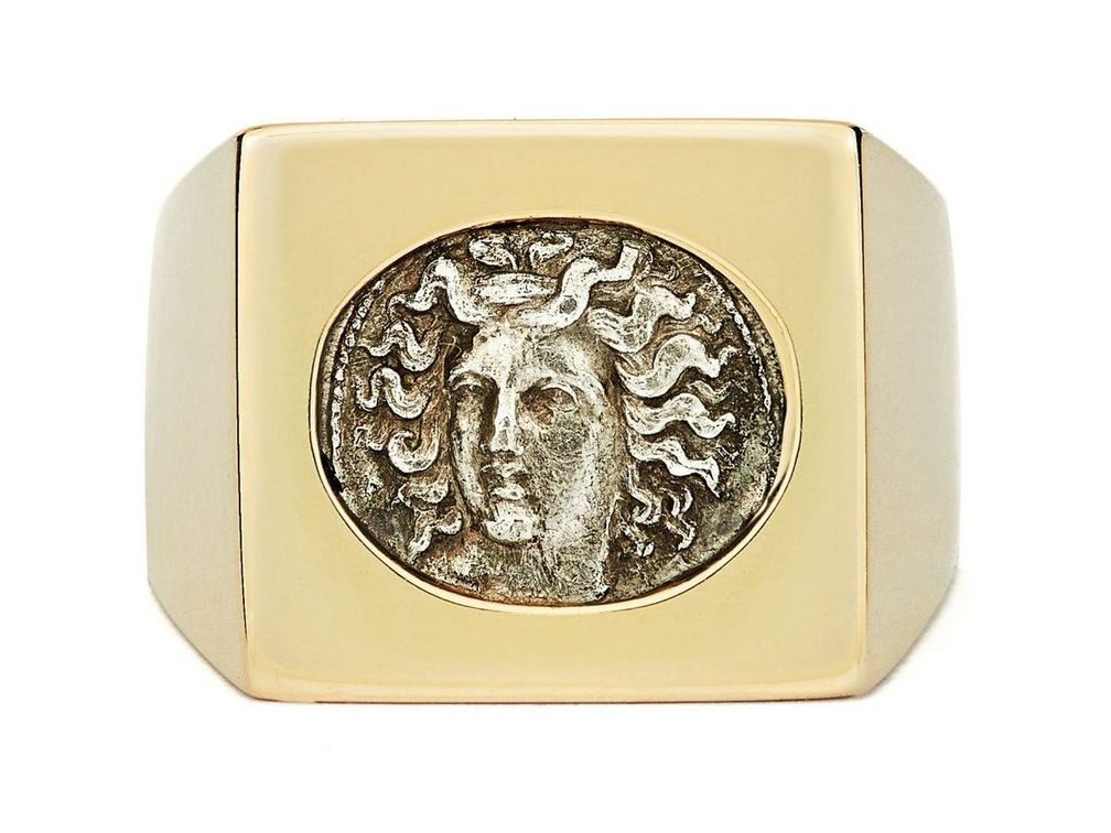 На аверсе монеты в этом кольце-печатке изображена голова нимфы Лариссы 