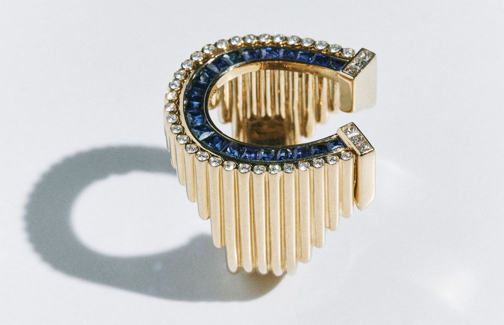 Кольцо Horseshoe («Подкова») ручной работы из желтого золота 18 карат с сапфирами и бриллиантами