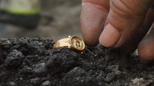 Украшения, найденные на раскопках в древнем шведском городе Кальмаре