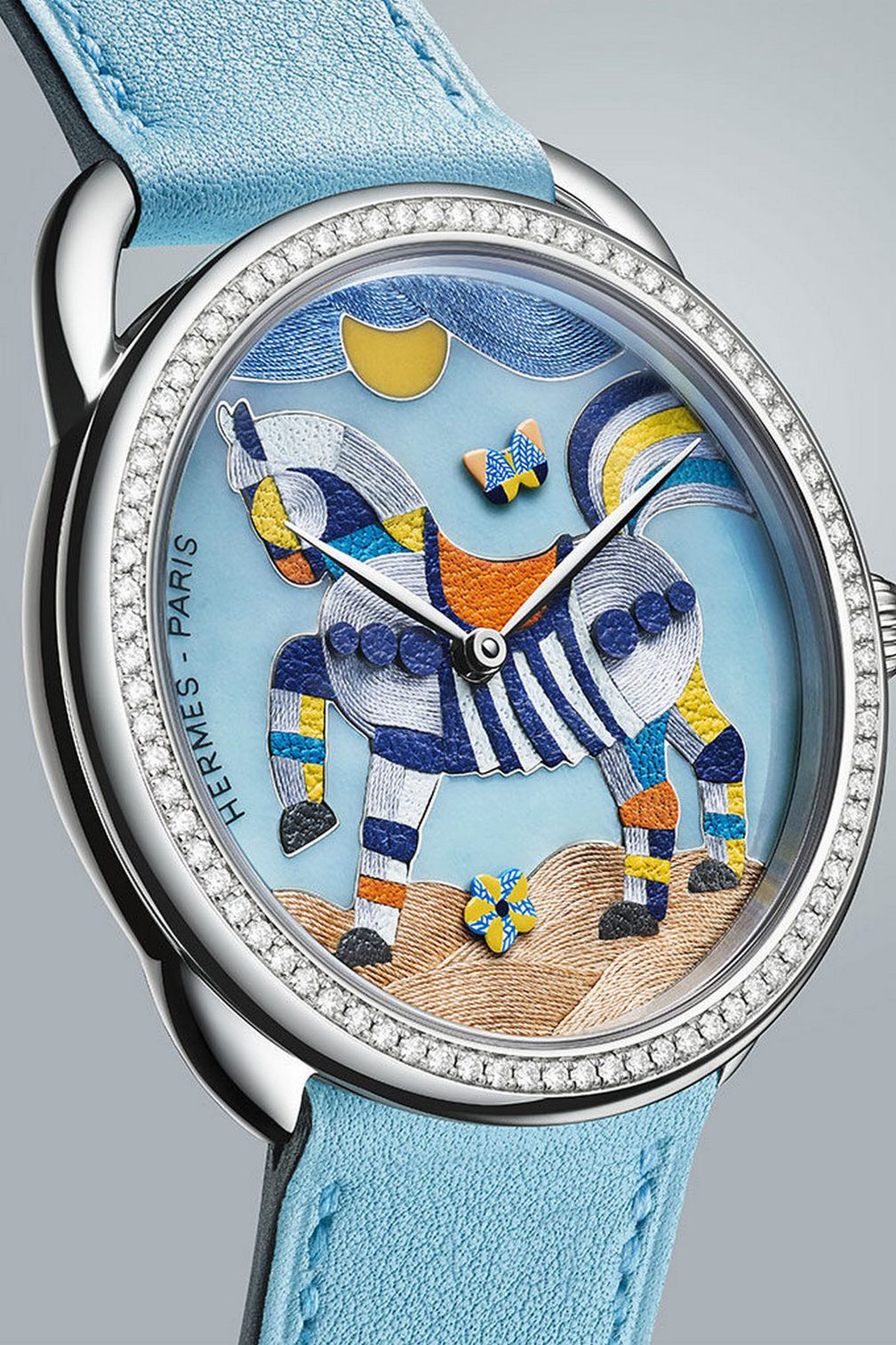 Ремешок Swift из телячьей кожи оттенка голубого зефира, гармонирующего с палитрой циферблата, дополняет очаровательные часы от Hermès