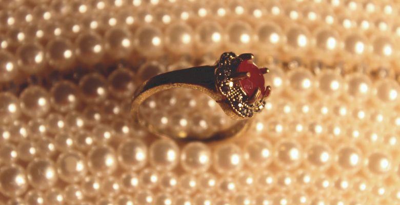 Гранат в свадебных украшениях: символ счастья и верности