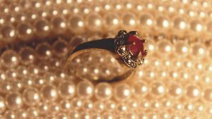 Кольца с красными камнями: какие бывают, как выбрать и носить
