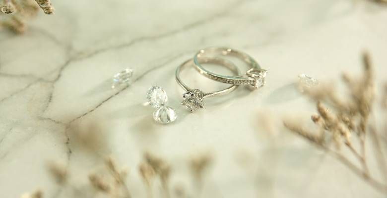 Платиновые украшения для Стрельцов: какие лучше выбрать?