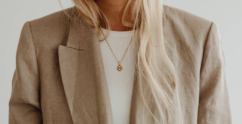 Золотые украшения для Водолеев: какие лучше выбрать