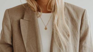 Золотые украшения для Водолеев: какие лучше выбрать