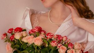 Как носить колье с рубашкой