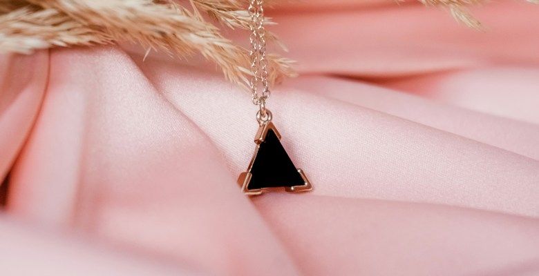 Колье с геометрическими элементами: современный дизайн для стильных