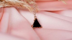 Колье с геометрическими элементами: современный дизайн для стильных