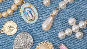 Золотые украшения для Раков: какие лучше выбрать?