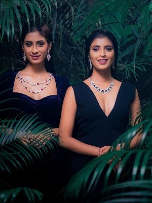 колье с бриллиантом