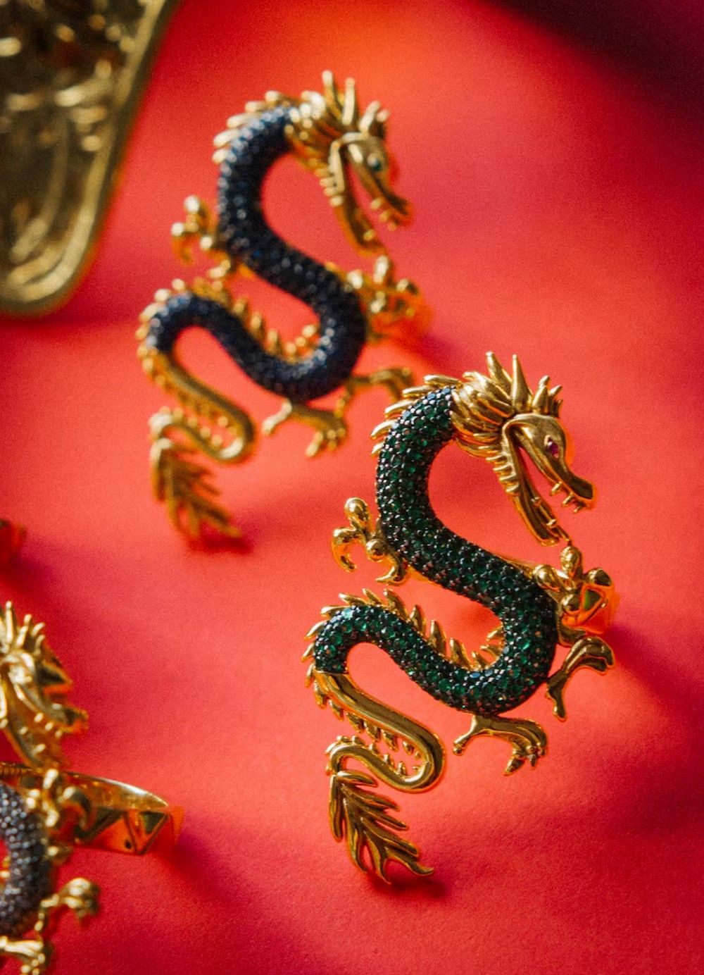 Серьги в виде драконов из позолоченной бронзы инкрустированы кристаллами