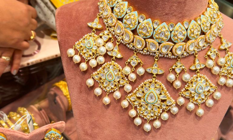 Традиционные индийские украшения с неограненными алмазами