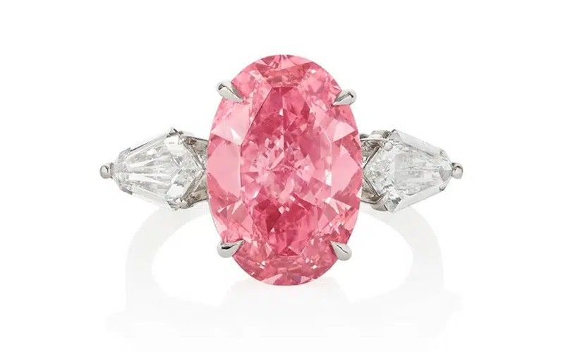 Кольцо с фантазийным ярко-розовым бриллиантом весом 6,21 карата