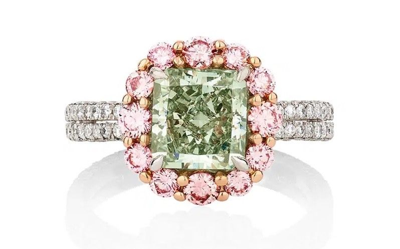 Кольцо с фантазийным интенсивно-зеленым бриллиантом весом 2,26 карата и розовыми сапфирами