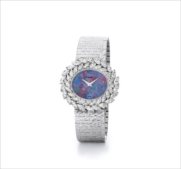 Часы от Piaget с опалом и бриллиантами огранки маркиз