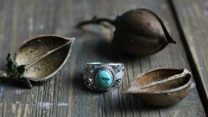 Серебряные украшения для Козерогов: какие лучше выбрать?