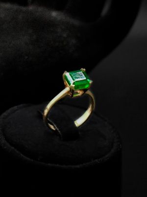 кольцо с изумрудом