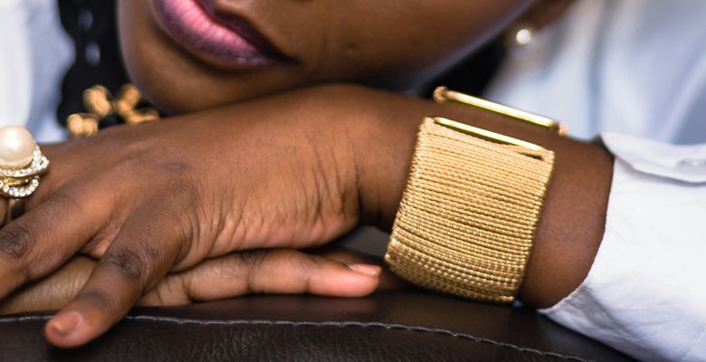 Массивные браслеты для женщин: какие бывают и как носить