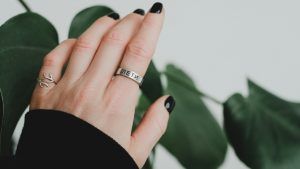 Серебряные украшения для Водолеев: какие лучше выбрать?