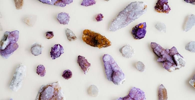 Аметистовые украшения для Львов: подходят или нет?