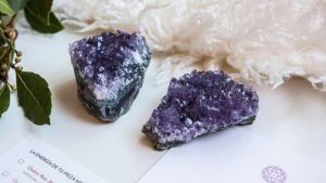 Аметистовые украшения для Раков: подходят или нет?