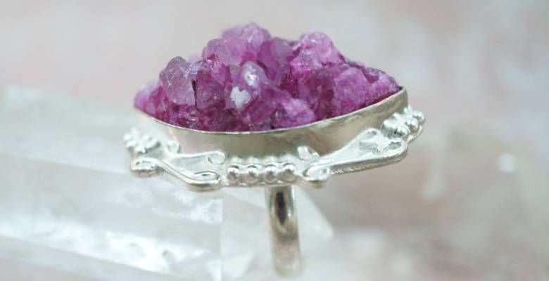 Аметистовые украшения для Весов: подходят или нет?