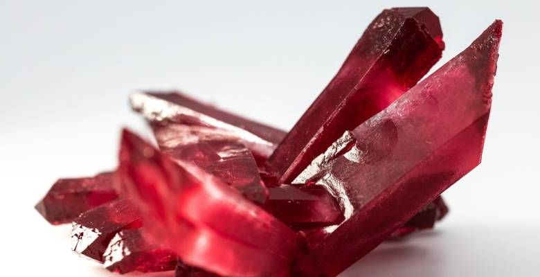 Рубиновые украшения для Дев: подходят или нет?