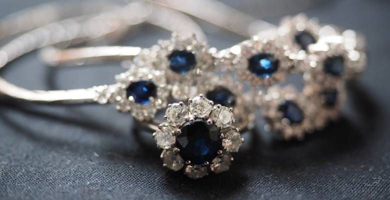 Сапфировые украшения для Стрельцов: подходят или нет?