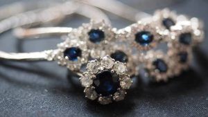 Сапфировые украшения для Стрельцов: подходят или нет?