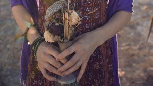 Как носить множество браслетов в стиле бохо