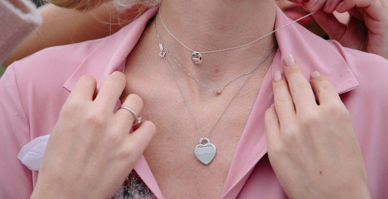 Как носить несколько подвесок в стиле лейеринга