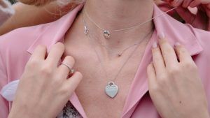 Как носить несколько подвесок в стиле лейеринга