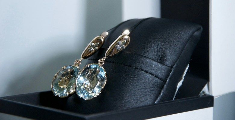 Как ухаживать за серьгами из драгоценных металлов и камней