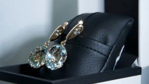 Как ухаживать за серьгами из драгоценных металлов и камней